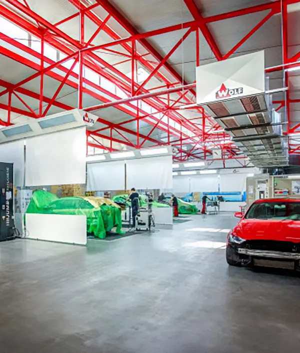 Industriebau für das LUKZ Lack- und Karosseriezentrum Wittenberg GmbH – Innenaufnahme der Werkhalle